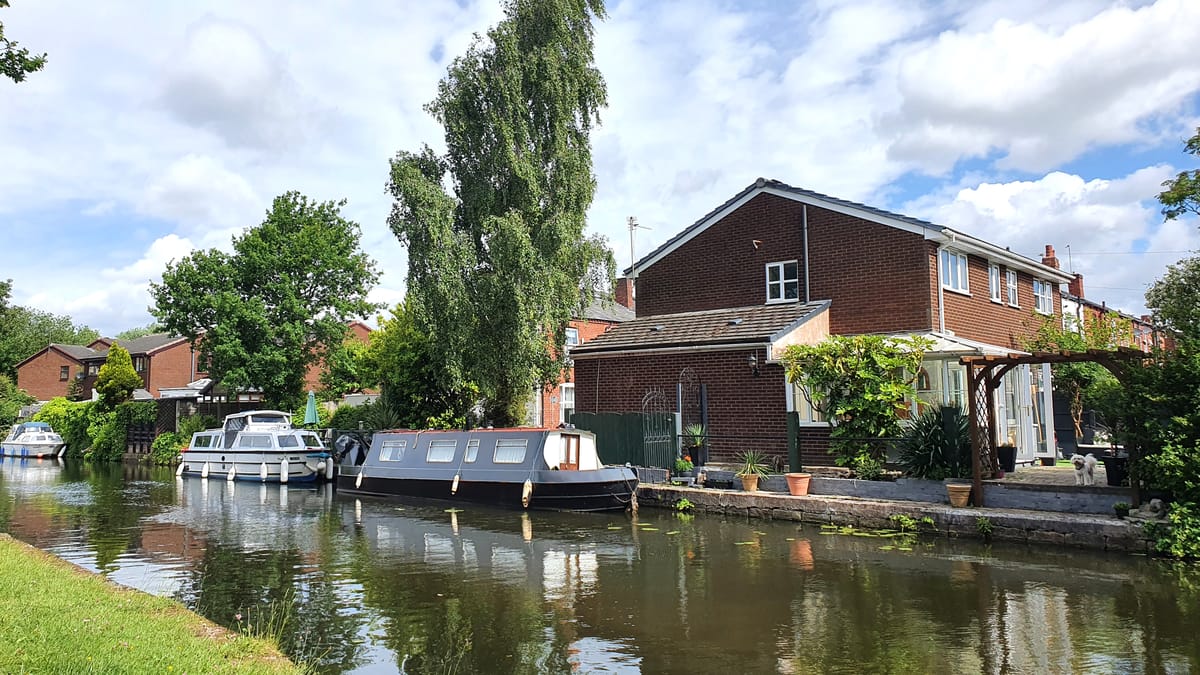 Top tips for selling a canalside home