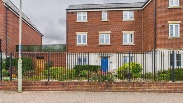 £375,000