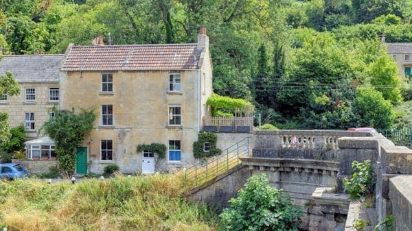 £375,000