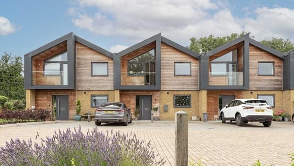£750,000
