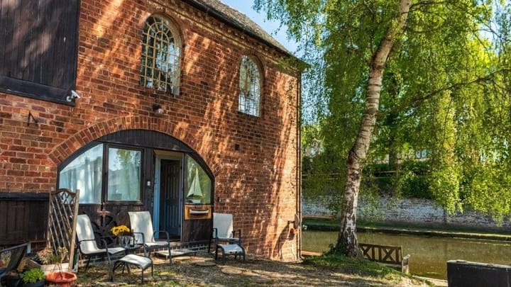 Canalside cottage in Stourport-on-Severn with mooring